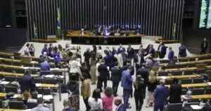 Direita decide apoiar PEC que acaba com escala 6×1