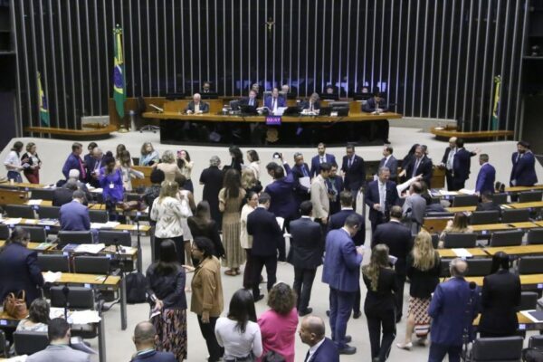 Direita decide apoiar PEC que acaba com escala 6×1