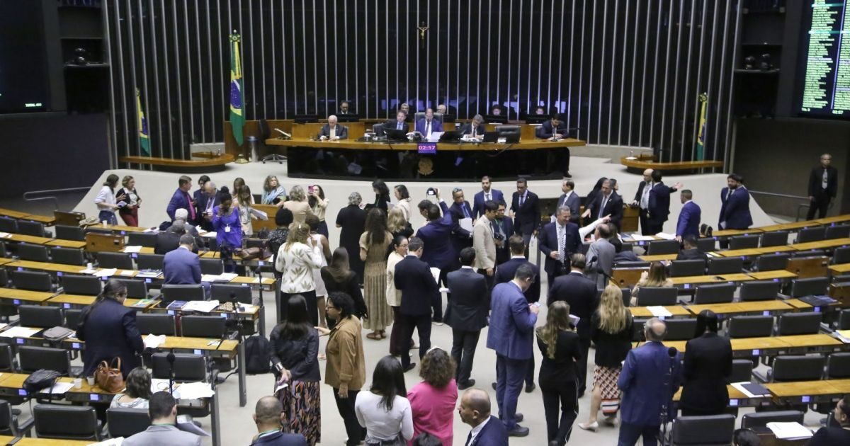 www.deixaeutefalar.com.br Direita decide apoiar PEC que acaba com escala 6×1