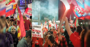 Apoiadores de Lula fazem ato nas ruas de Apucarana