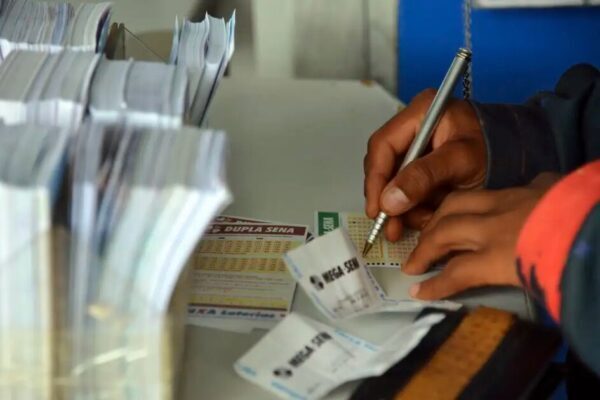Mega-Sena acumula e prêmio chega a R$ 100 milhões