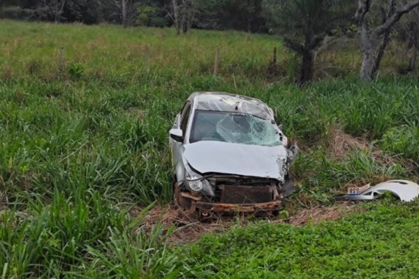 Colisão entre carro e carreta deixa ferido grave na BR-163 Colisão entre carro e carreta deixa ferido grave na BR-163