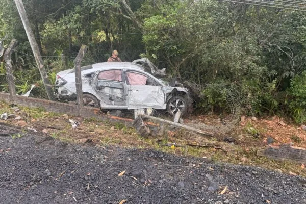 Homem mata ex-companheira e namorado dela a facadas em SC