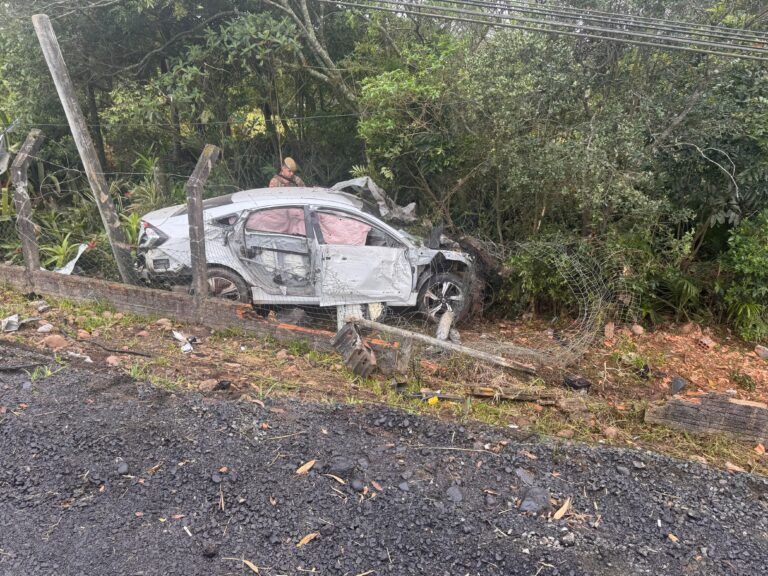 Homem mata ex-companheira e namorado dela a facadas em SC