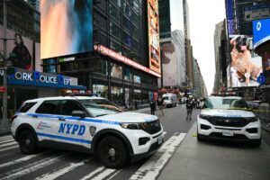Grupo entra em bueiros de Nova York em busca de objetos valiosos
