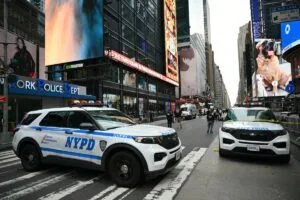 Grupo entra em bueiros de Nova York em busca de objetos valiosos