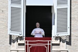 Papa Leão XIV é internado para cirurgia de retirada de nódulo