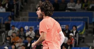 Alcaraz vence Lehecka e conquista bicampeonato no ATP de Tóquio