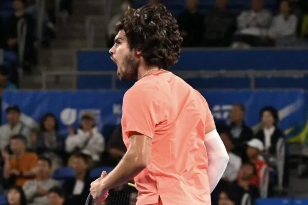 Alcaraz vence Lehecka e conquista bicampeonato no ATP de Tóquio