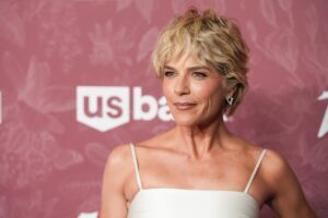 Atriz Selma Blair é detida após agredir comissários em voo