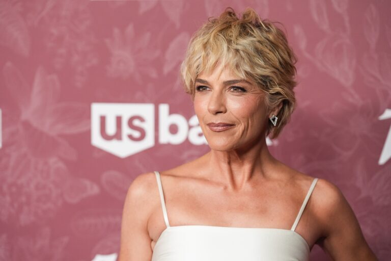 Atriz Selma Blair é detida após agredir comissários em voo