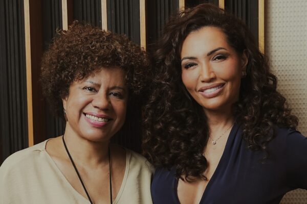 Karinah lança álbum com regravações de oito grandes nomes do samba