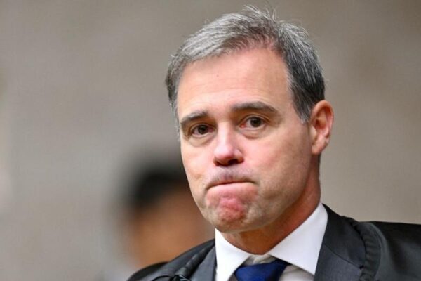 TSE mantém proibição de posts que ligam Flávio a padroeira