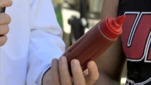 SP proíbe bisnagas de molho compartilhadas em bares e restaurantes