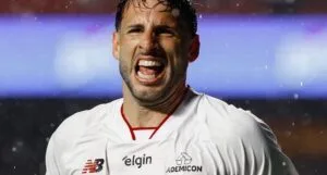 São Paulo vence o Vitória com dois gols de Calleri