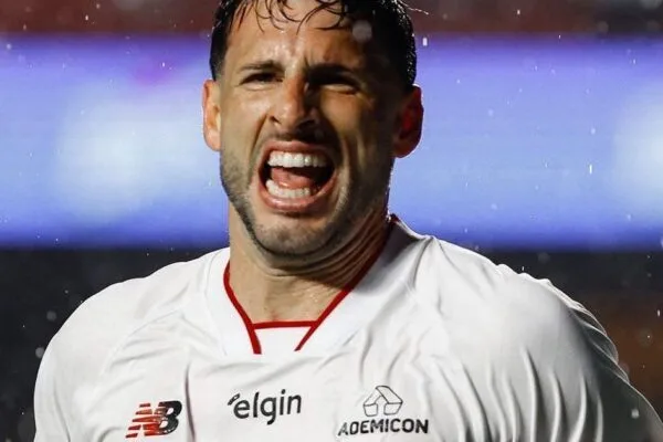 São Paulo vence o Vitória com dois gols de Calleri