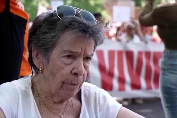 Maricarmen Abascal, símbolo de luta por moradia na Espanha, morre aos 87 anos