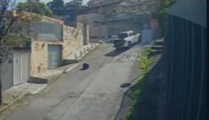 Mala com joias e roupas avaliadas em R$ 30 mil cai de caminhonete em BH