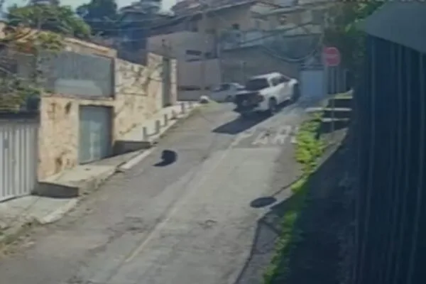 Mala com joias e roupas avaliadas em R$ 30 mil cai de caminhonete em BH