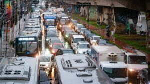 Chuva reduz velocidade do trânsito de SP em até 14,8%