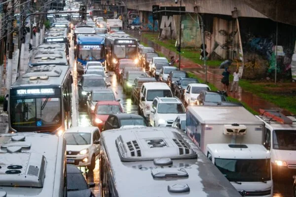Chuva reduz velocidade do trânsito de SP em até 14,8%