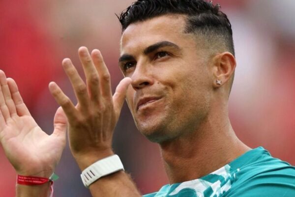 Cantor Salvador Sobral critica Cristiano Ronaldo por comportamento