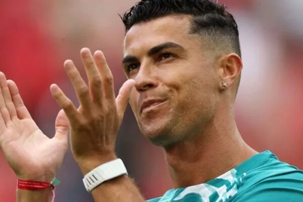 Cantor Salvador Sobral critica Cristiano Ronaldo por comportamento Cantor Salvador Sobral critica Cristiano Ronaldo por comportamento