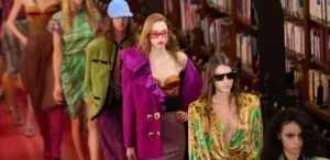 Valentino usa livros como peças centrais em desfile de moda