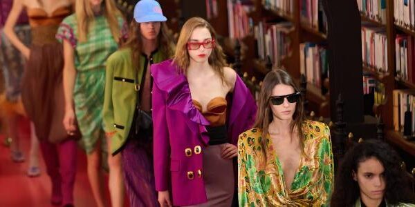Valentino usa livros como peças centrais em desfile de moda