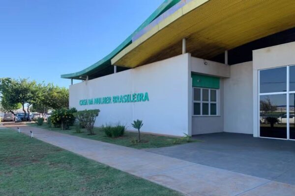 Homem é preso suspeito de tentar estuprar vizinha com facão Homem é preso suspeito de tentar estuprar vizinha com facão