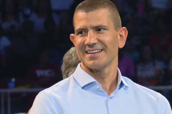 Douglas Ruas vai a evento evangélico após vitória no 1º turno no RJ Douglas Ruas vai a evento evangélico após vitória no 1º turno no RJ