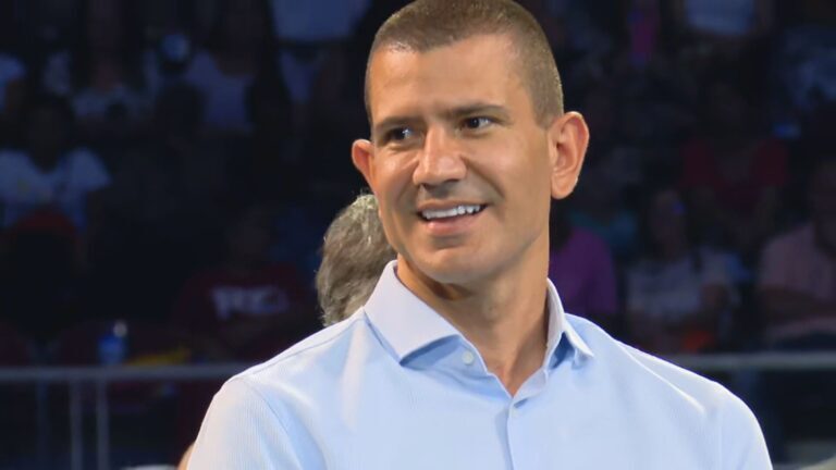 Douglas Ruas vai a evento evangélico após vitória no 1º turno no RJ Douglas Ruas vai a evento evangélico após vitória no 1º turno no RJ