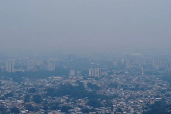 Aulas retomam em Manaus após suspensão por fumaça de queimadas Aulas retomam em Manaus após suspensão por fumaça de queimadas