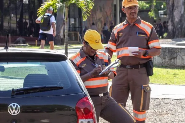 Multas por sinal vermelho sobem 35% em SP em 2026