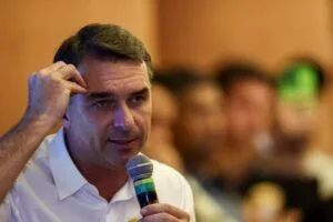 TSE manda Flávio Bolsonaro apagar vídeo enganoso sobre ato pró-Lula TSE manda Flávio Bolsonaro apagar vídeo enganoso sobre ato pró-Lula