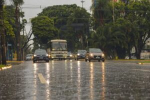 www.deixaeutefalar.com.br Campo Grande em alerta laranja para tempestades com ventos de 100 km/h