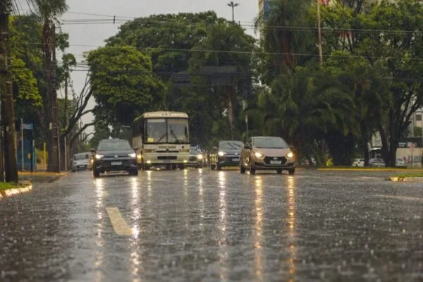 Campo Grande em alerta laranja para tempestades com ventos de 100 km/h