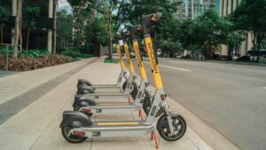 Frota de patinetes em SP dobra e empresas bloqueiam 2.500 usuários
