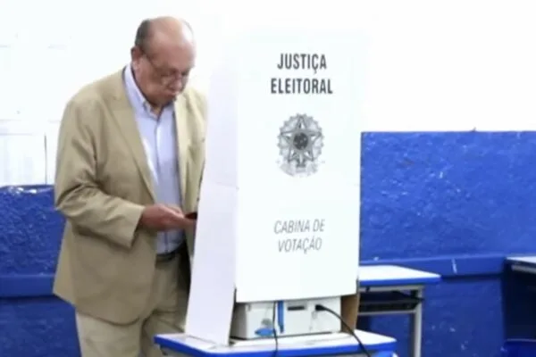 Gilmar Mendes não usou celular ao votar; objeto era carteira funcional Gilmar Mendes não usou celular ao votar; objeto era carteira funcional