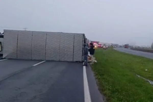 Caminhão tomba na BR-376 após desvio de carro na contramão