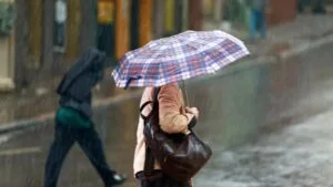 Ciclone e frente fria mantêm alertas de chuva no RS
