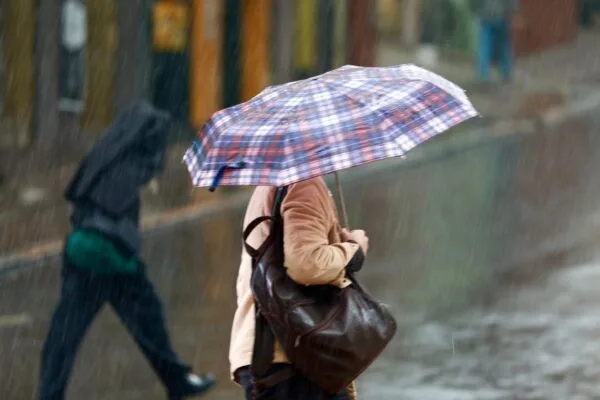 Ciclone e frente fria mantêm alertas de chuva no RS