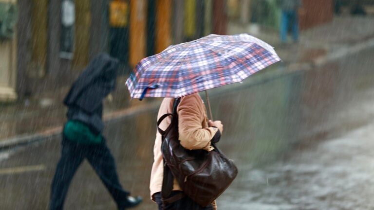 Ciclone e frente fria mantêm alertas de chuva no RS Ciclone e frente fria mantêm alertas de chuva no RS