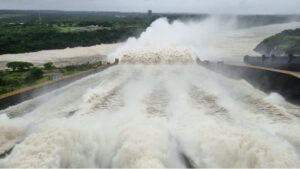 Vertedouro de Itaipu opera com vazão de 11,4 mi de litros por segundo