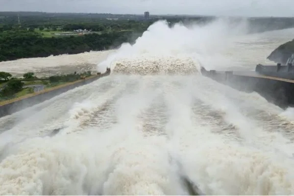 Vertedouro de Itaipu opera com vazão de 11,4 mi de litros por segundo