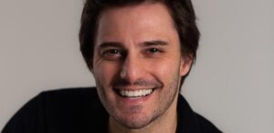 Hugo Bonemer interpreta Marcelo Rubens Paiva no teatro