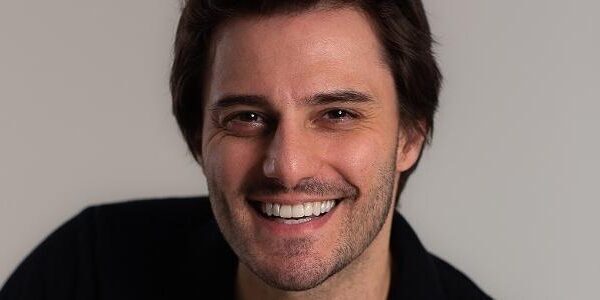 Hugo Bonemer interpreta Marcelo Rubens Paiva no teatro