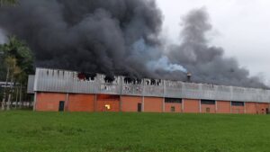 Incêndio atinge galpão de fábrica em Blumenau