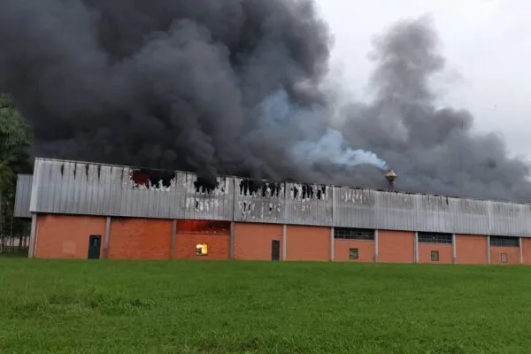 Incêndio atinge galpão de fábrica em Blumenau Incêndio atinge galpão de fábrica em Blumenau
