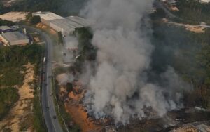 Incêndio no Distrito Industrial 2 piora ar em bairros de Manaus